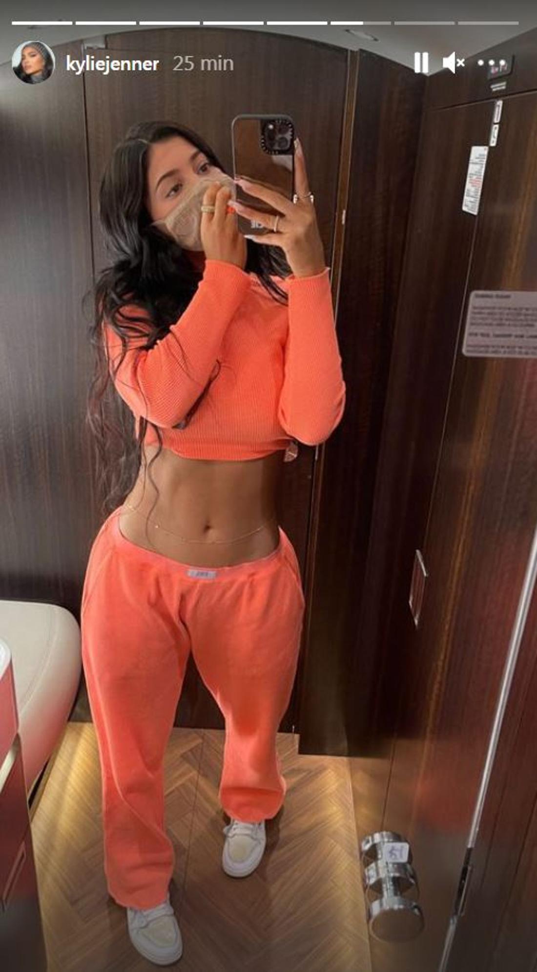 Kylie Jenner chwali się płaskim brzuchem. 