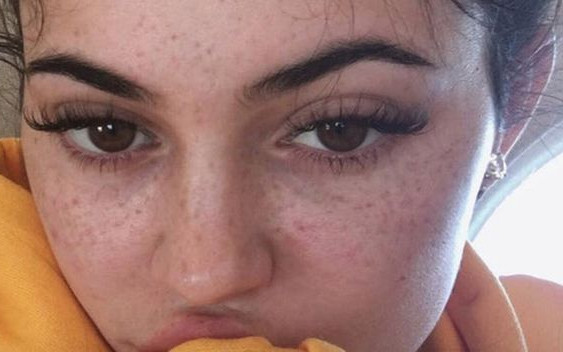 Kylie Jenner – selfie BEZ MAKIJAŻU