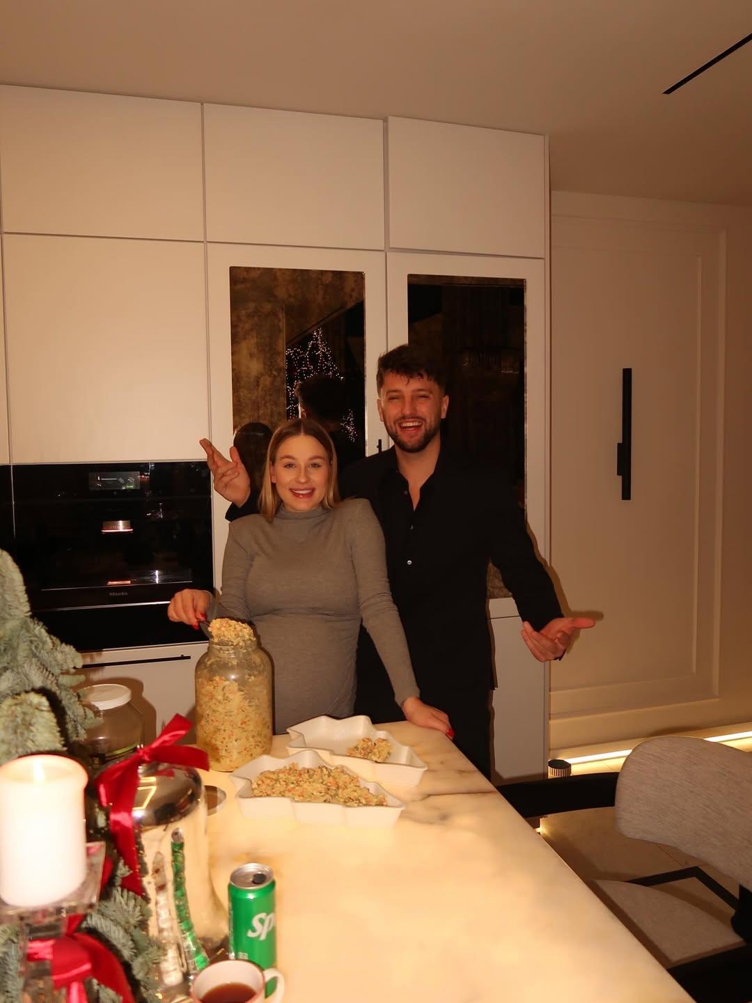 Andziaks celebruje wigilię na bogato. Suto zastawione stoły, wielkie prezenty...