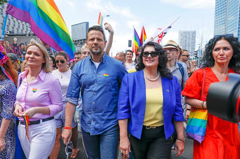 Parada równości w Warszawie. Rafał Trzaskowski na czele, przyjaciel Dody, Dżaga zabawiał tłum