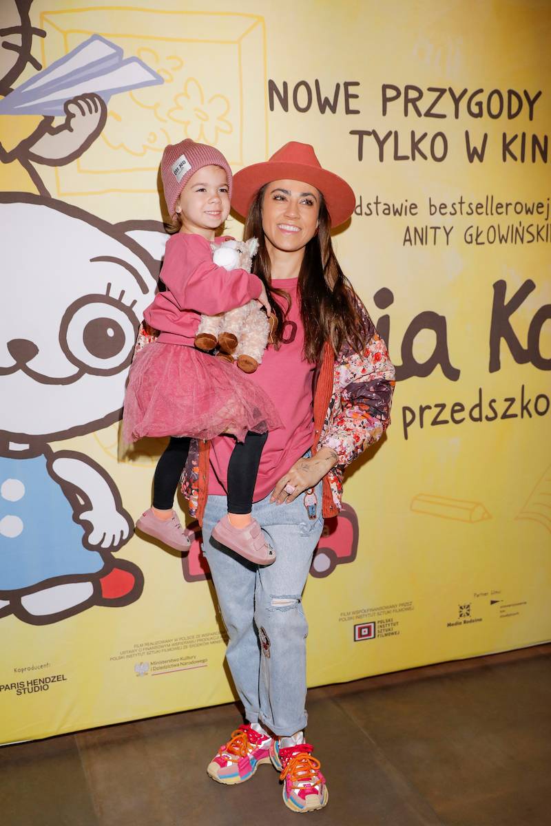 Premiera filmu “Kicia Kocia w przedszkolu”. Krzysztof Czeczot i Maja Hyży pozują z córeczkami