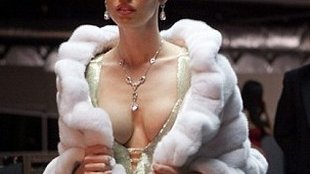 Bardzo głęboki dekolt Megan Fox nie pomógł (FOTO)