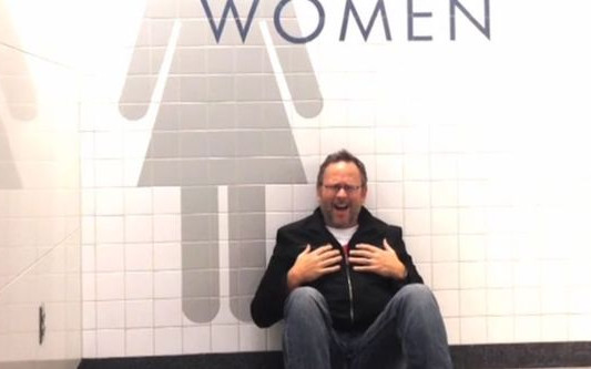 Jak zwrócić na siebie uwagę idola? Jemu się udało! [VIDEO]