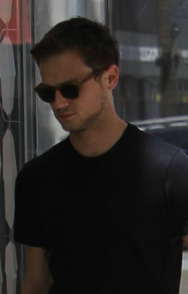 Sam Smith z aktorem serialu “13 powodów”. Miłość kwitnie!