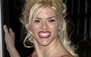 Anna Nicole przed śmiercią piła z butelki dla niemowląt