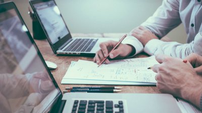 Kalkulatory kredytowe: czy warto z nich korzystać?