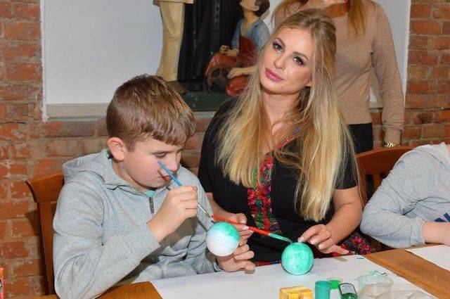 Gwiazdy malują z dziećmi bombki