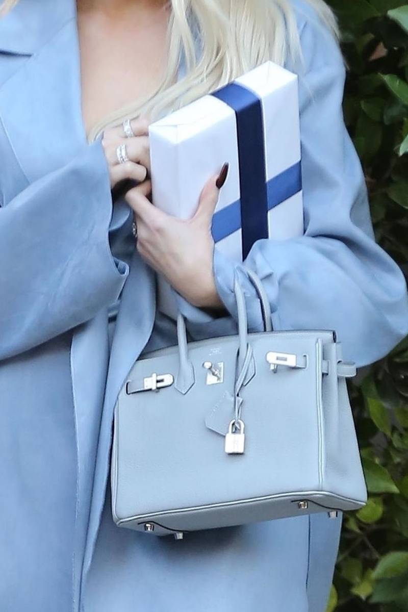 Khloe Kardashian cała w błękicie. Rzadko stawia na tak elegancki look