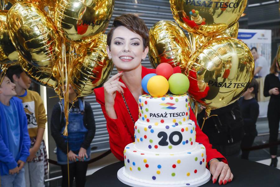 Celebrytki chałturzą na 20 urodzinach TESCO. UPS! SIWIEC i GARDIAS ubrane tak samo