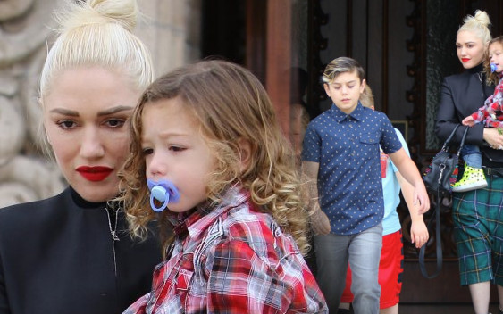 Gwen Stefani z trójką dzieci pojechała w niedzielę do kościoła (FOTO)