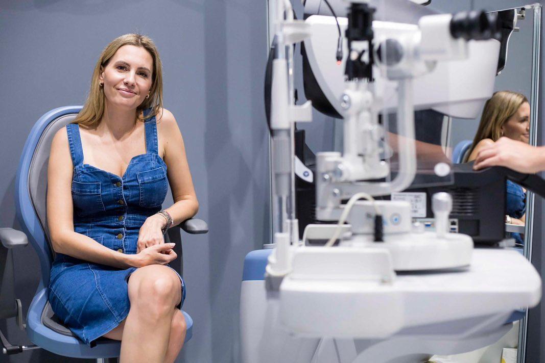 Agnieszka Hyży przyznaje się do wady wzroku. Pokazała się w okularach