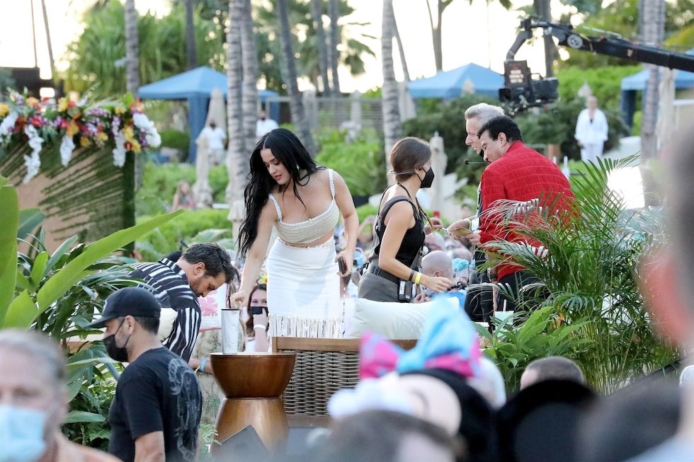 *PREMIUM-EXCLUSIVE* Maui, HI - Katy Perry sparks pregnancy rumors as she is spotted filming new season of American Idol in Hawaii. The superstar singer who kicked off her Vegas residency in January was seen sporting what appeared to be a small bump under a fitted white skirt with fringe details. Katy paired the shirt with a loose white crop top that at times showed a little under-boob. Being that she was filming a family show, it seemed the crew caught on and changed her into a fitted cream and white colored knit top that left a bit more to the imagination. Katy appeared in great spirits as she was seen filming with co judges Luke Bryan and Lionel Richie as well as host Ryan Seacrest. The group can be seen doing the hula dance with local artists. Katy's fiance, Orlando Bloom was on dad duty as she filmed and surprised the star by dropping by the production while out for a stroll with adorable 1 year old daughter Daisy. BACKGRID USA 14 FEBRUARY 2022,Image: 663335507, License: Rights-managed, Restrictions: RIGHTS: WORLDWIDE EXCEPT IN UNITED KINGDOM, Model Release: no, Pictured: Katy Perry and Lionel Richie, Credit line: Lesley Garcia / BACKGRID / Backgrid USA / Forum