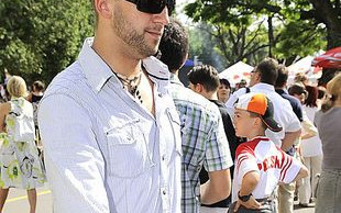 Maserak grzecznie stoi w kolejce w Ikei