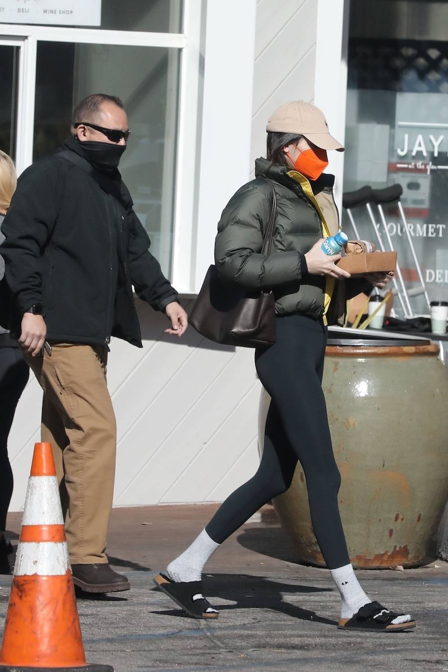 Kendall Jenner wyskoczyła z domu po lunch. Towarzyszył jej OCHRONIARZ