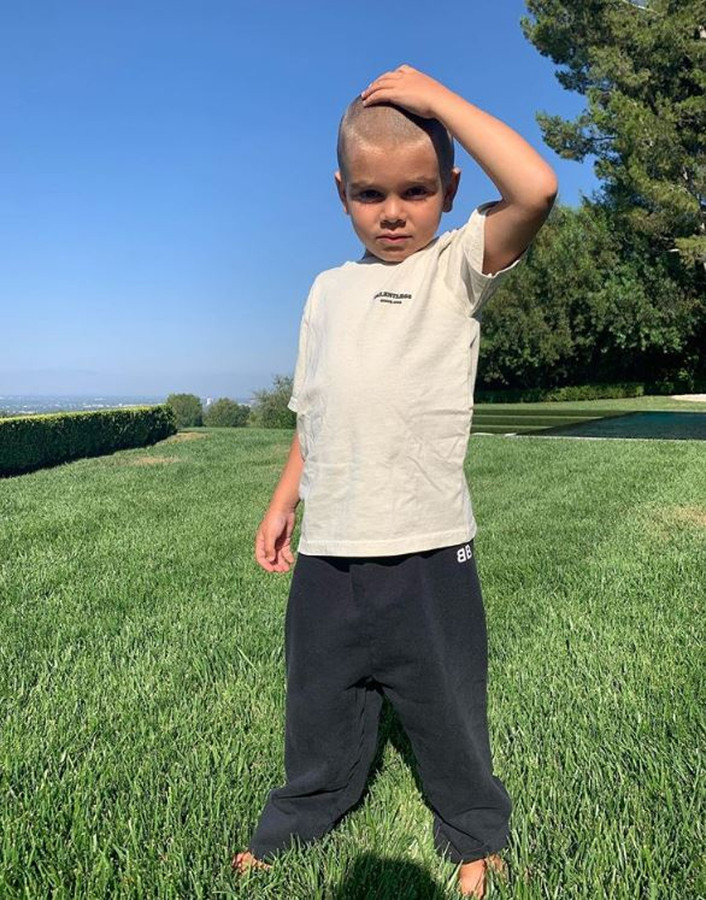 W krótkich wygląda zdecydowanie lepiej - taka fryzura bardziej pasuje do chłopca. 