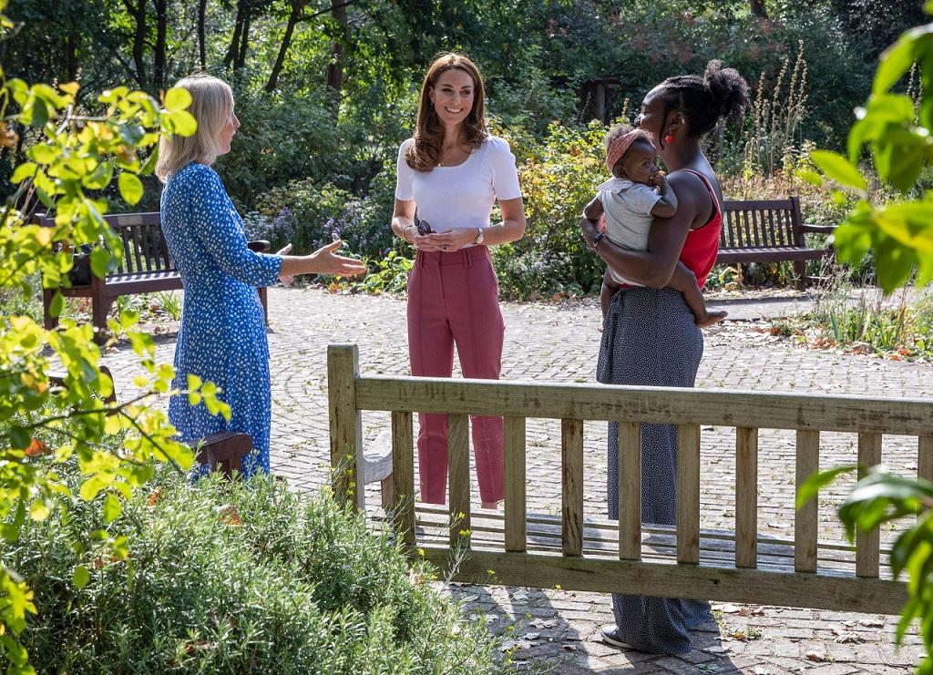 Kate Middleton w t-shircie i trampkach, szykownie wygląda? Księżna Kate na spotkaniu w parku z innymi rodzicami.