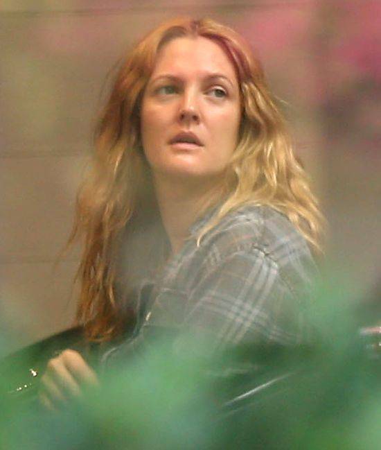 Drew Barrymore w salonie fryzjerskim