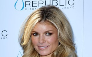 Marisa Miller kusi sprężystym biustem (FOTO)