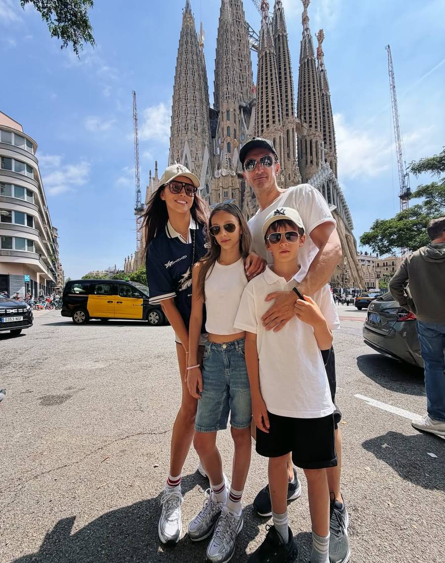 Paulina Krupińska, Sebastian Karpiel-Bułecka z dziećmi w Barcelonie, fot. Instagram