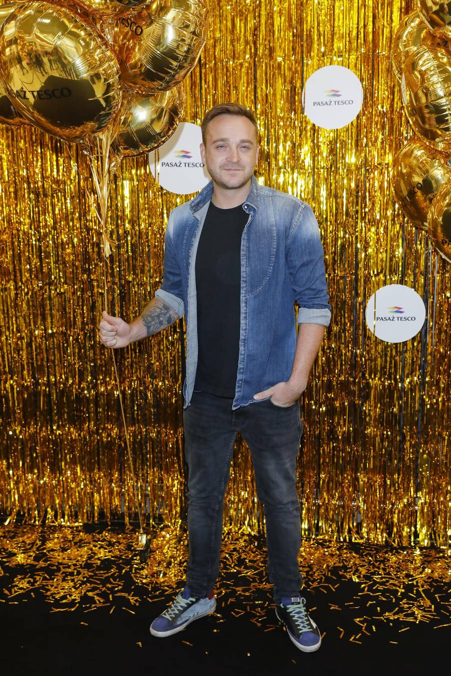 Celebrytki chałturzą na 20 urodzinach TESCO. UPS! SIWIEC i GARDIAS ubrane tak samo