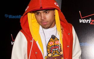 Chris Brown chwali się klatą i dziewczyną (FOTO)