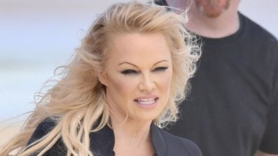 55-letnia Pamela Anderson na premierze dokumentu o sobie, postawiła na styl ze “Słonecznego Patrolu”
