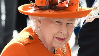 Zastanawialiście się kiedyś, jak królowa Elżbieta je banana? Znamy odpowiedź!