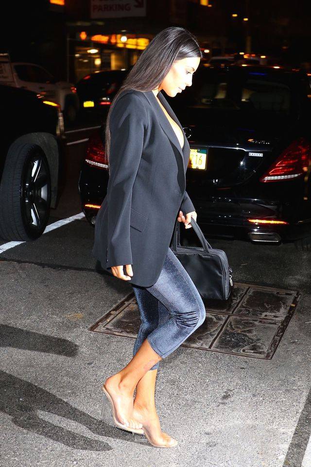 Kim Kardashian w czarnym biustonoszu