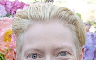 Tilda Swinton potrafi być szalenie kobieca (FOTO)