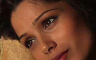 Kadry z nowego filmu z Freidą Pinto (FOTO)