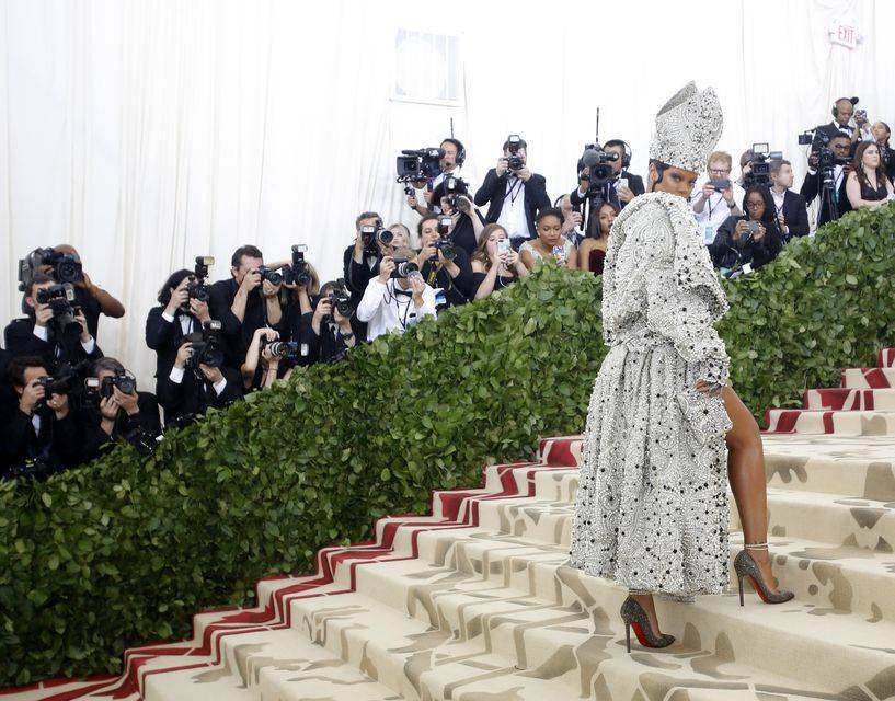 Biuściasta “papieżyca” – Rihanna ZGASIŁA wszystkie inne gwiazdy na Met Gali