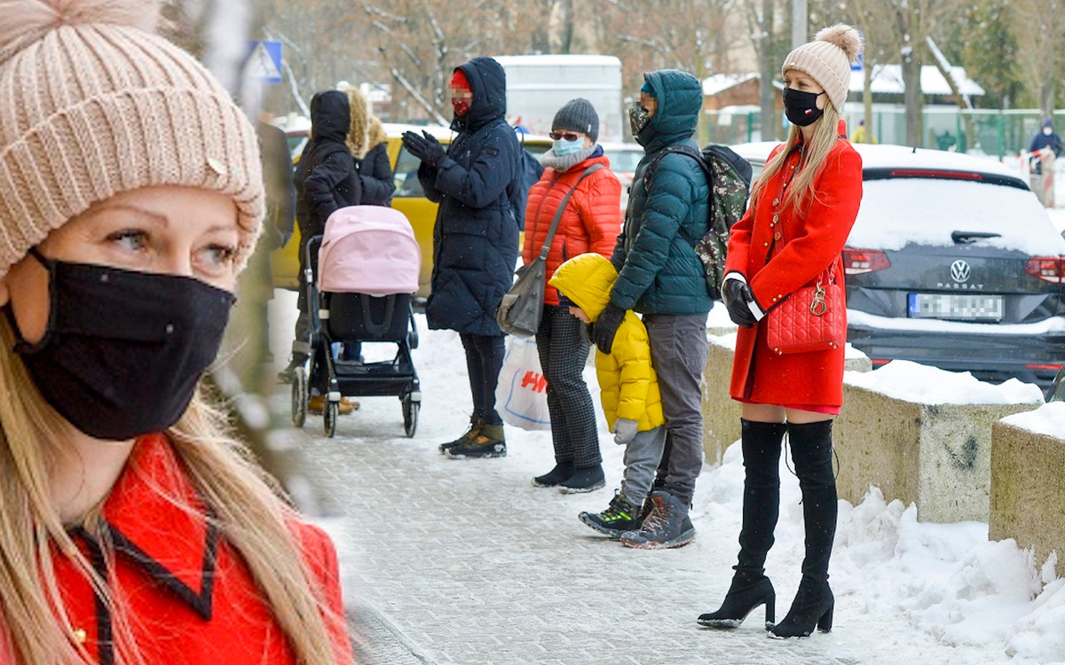 Magdalena Ogórek grzecznie stoi w kolejce po pączki. Widać, że Pani z telewizji (ZDJĘCIA)