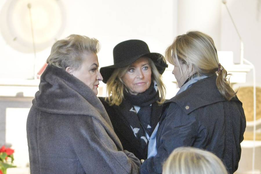 Pogrzeb Jerzego Gruzy – reżysera “Czterdziestolatka”. Banasiuk z ojcem, Olejnik z partnerem, Olbrychski z żoną