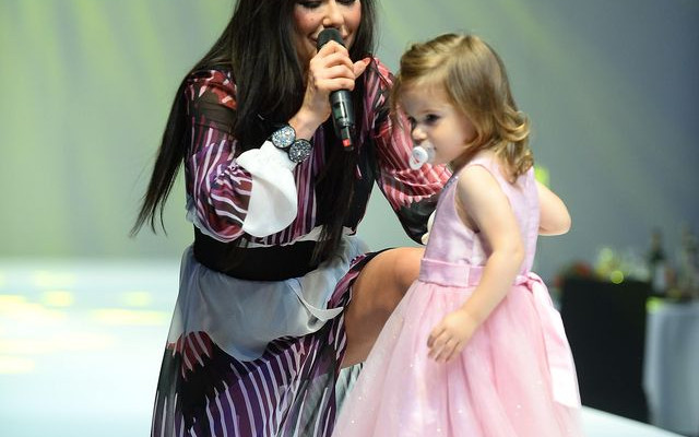 Iwona Węgrowska pozuje z córeczką Lili