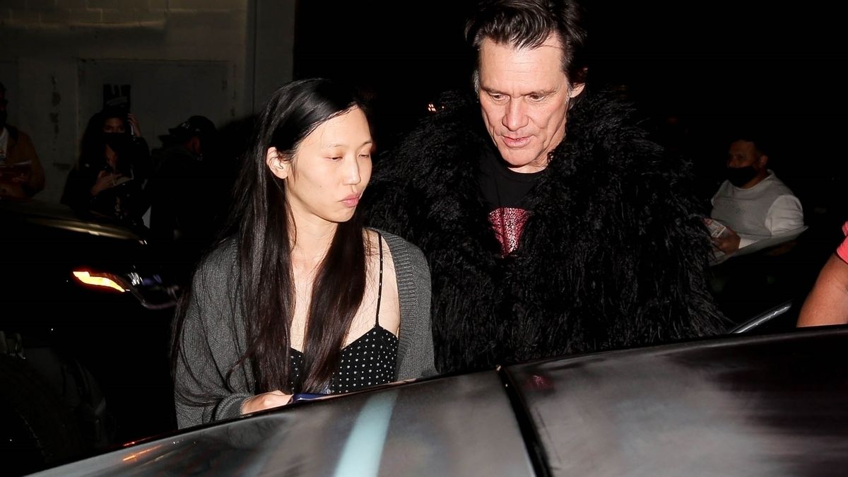 Los Angeles, CA - *EXCLUSIVE* - Jim Carrey makes a rare public appearance to support good friend Judd Apatow at Largo at the Coronet in Los Angeles. Jim tried to sneak his way out but is greeted by a group of adoring fans. As he tries to escape he is seen hopping in the car with a mystery woman that is not his known gf Ginger Gonzaga. *UK Clients - Pictures Containing Children Please Pixelate Face Prior To Publication*,Image: 663810193, License: Rights-managed, Restrictions: , Model Release: no, Pictured: Jim Carrey, Credit line: GIO / BACKGRID / Backgrid USA / Forum