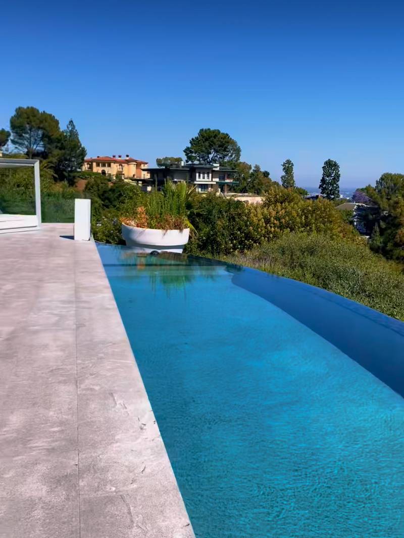 Willa Justina Biebera w Beverly Hills wystawiona na sprzedaż! Wnętrza robią wrażenie… (FOTO)