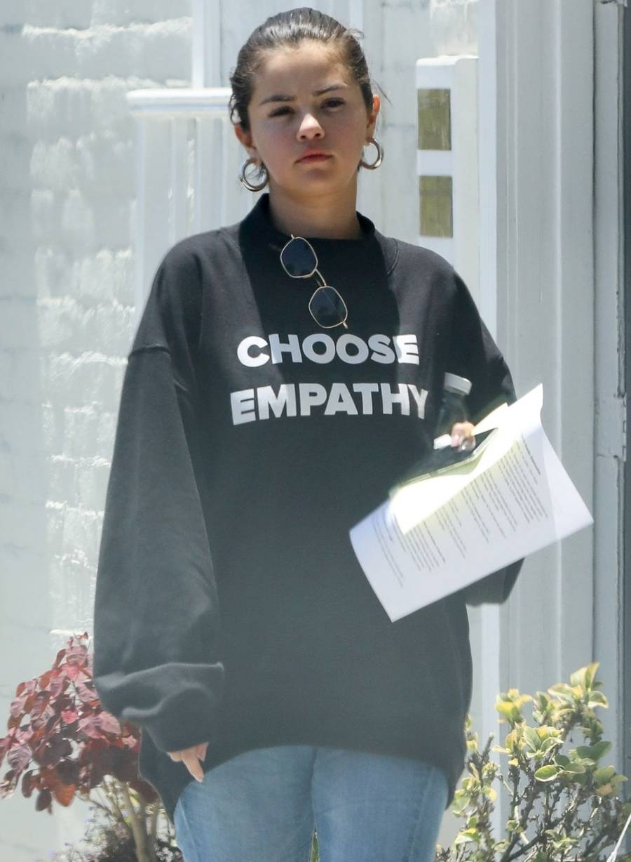 Selena Gomez BEZ MAKE UP’U i z niedbałą fryzurą (ZDJĘCIA)