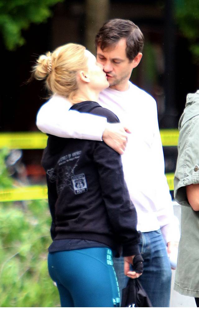 Ciężarna Clarie Danes z mężem czule się całują