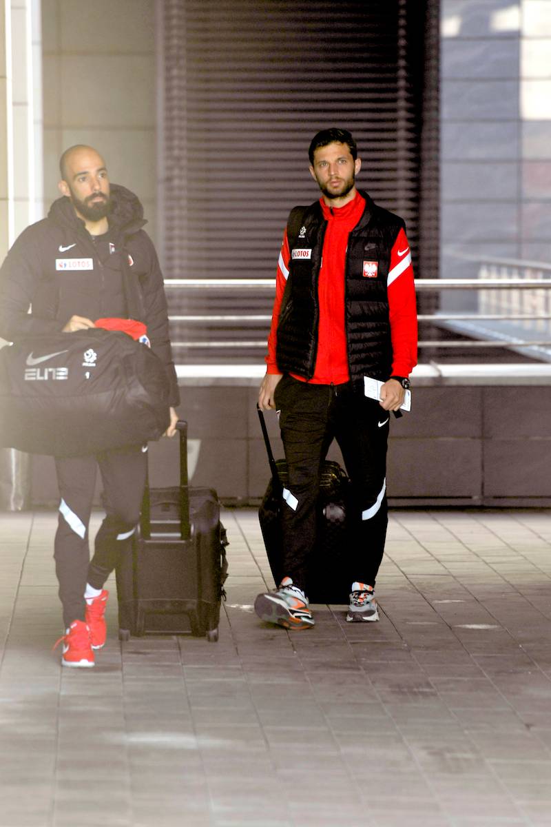 Piłkarze w drodze na mecz Polska – Albania – w niezbyt dobrych humorach  (ZDJĘCIA)