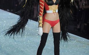 Behati Prinsloo w bikini wypoczywa na plaży (FOTO)