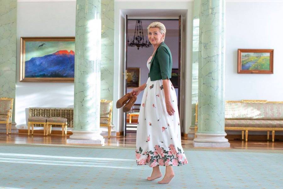 Agata Duda na korytarzach Pałacu Prezydenckiego.