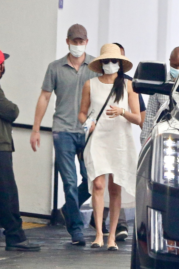 Meghan na pewno jest w ciąży. To znany trik, że gwiazdy znikają z mediów w tym czasie, albo zakrywają swoją sylwetkę tak jak ona. 