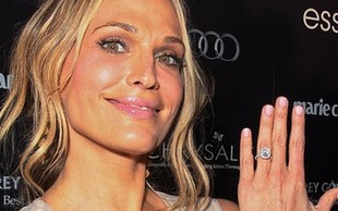 Kto się chwali pierścionkiem zaręczynowym? (FOTO)