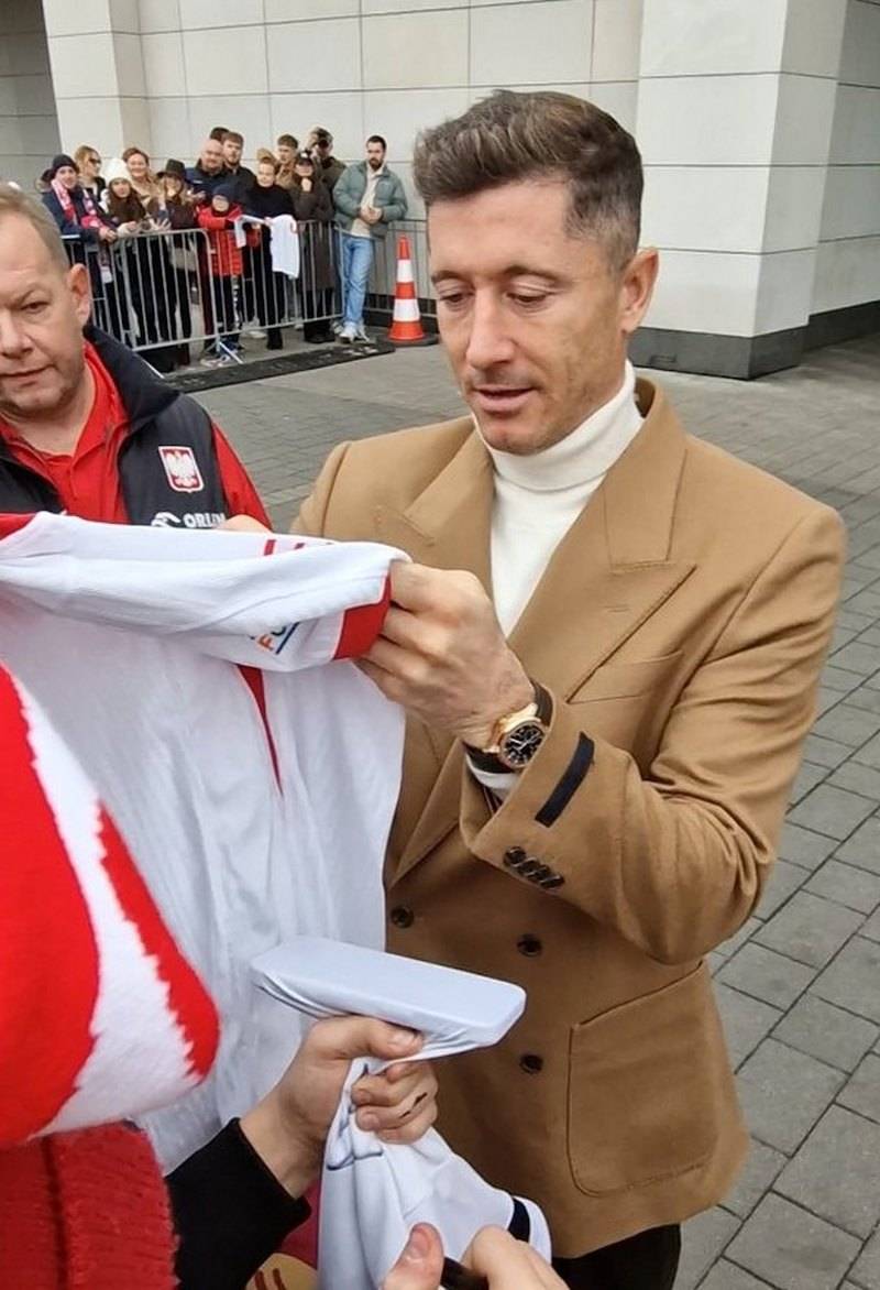 Aż trudno uwierzyć, co Lewandowski zrobił na lotnisku! Tego się nikt nie spodziewał