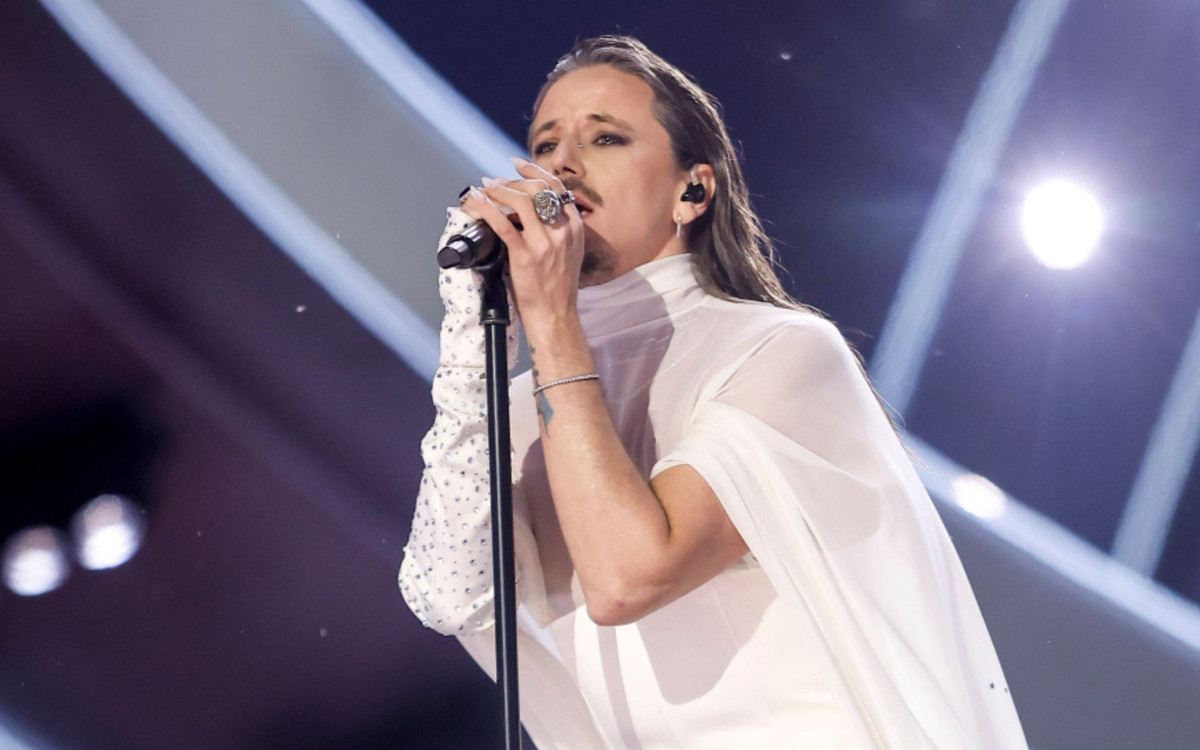 Wielka szrama na policzku. Michał Szpak zrobił sobie tam tatuaż?!