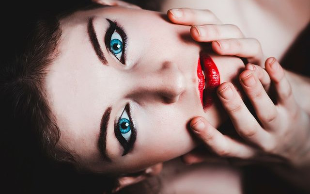 Kocie oczy – jak wykonać idealną kreskę eyelinerem?