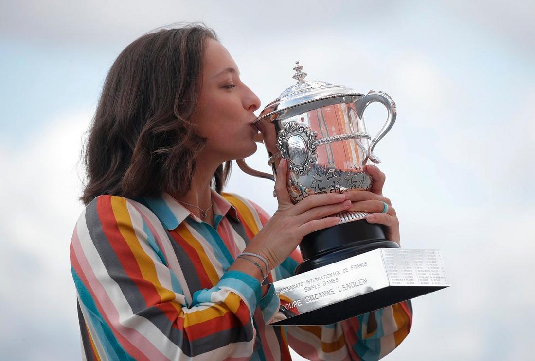 Iga Świątek z pucharem