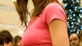 42 lata i dekolt wart klejnotów (FOTO)