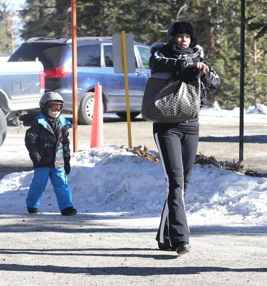 Paula Patton bez makijażu szaleje z synkiem na stoku, grudzień 2014