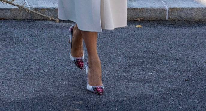 Melania Trump odbiera choinki do Białego Domu. Jej stylizacja to cudo! Tak się kreuje trendy